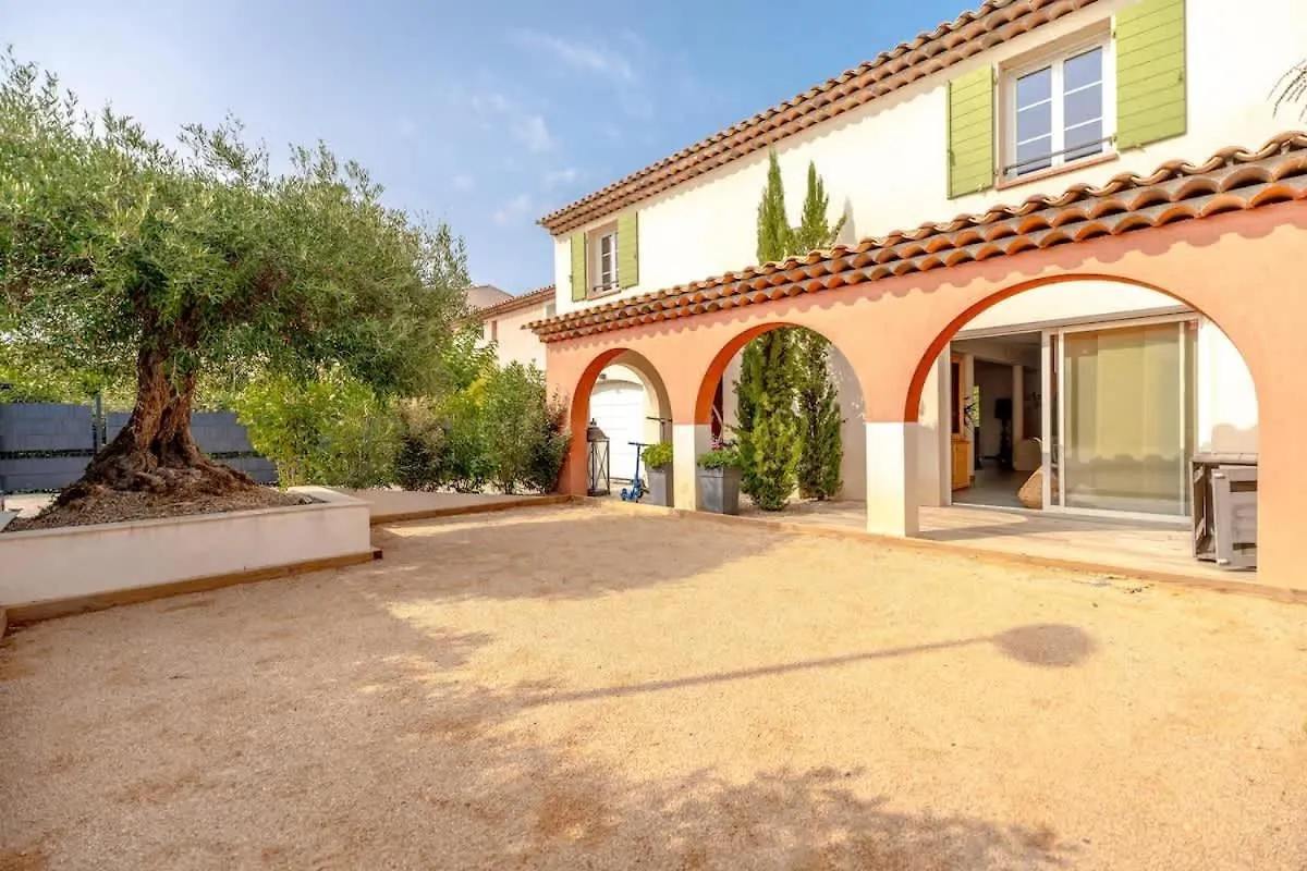 Modern Villa In Grimaud With Swimming-Pool فرنسا